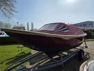rode sloep op trailer buiten