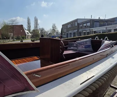 sloep op trailer bij kade