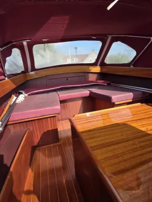 interieur houten sloep met bordeaux kussens