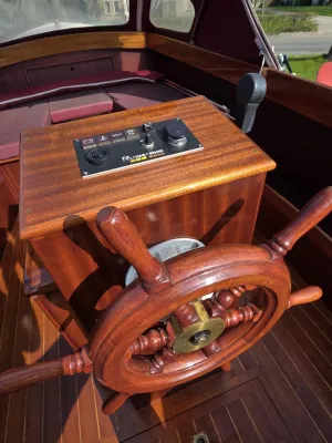 mahonie houten stuur en stuurconsole interieur