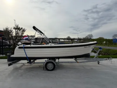 witte tender op trailer op parkeerplaats