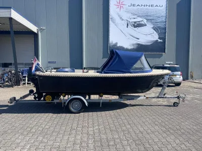 sloep op aanhanger bij bedrijfspand