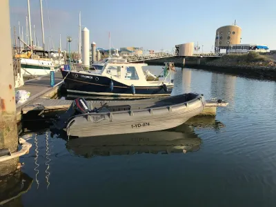 Rubberboot afgemeerd in jachthaven