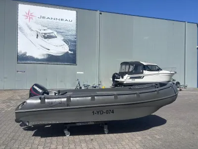 grijze opblaasboot op parkeerplaats