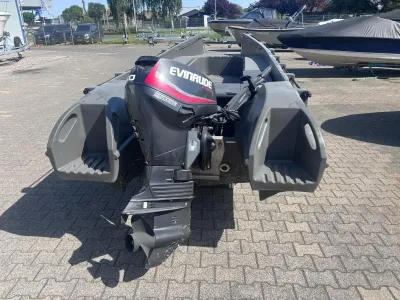 kleine kunststof boot met buitenboordmotor