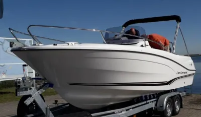 motorboot op trailer bij water