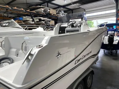 open motorboot in binnenopslag