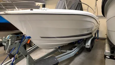 wit motorboot in hal op trailer