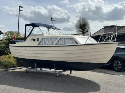 motorboot op trailer met donkerblauwe kuiptent