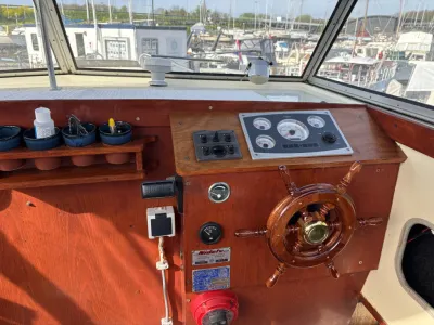 stuurstand met houten stuur en instrumenten