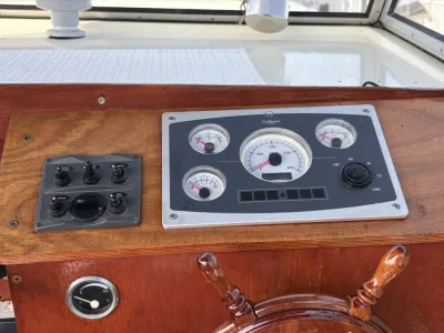 Bedieningspaneel en houten stuurwiel