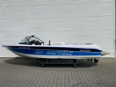 motorboot op bok tegen metalen wand