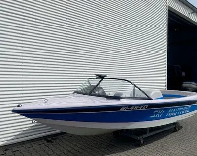 snelboot buiten voor loods