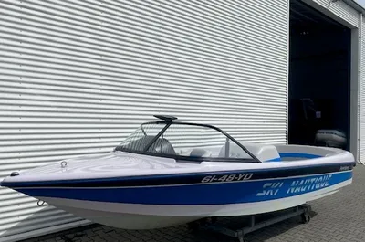 snelboot buiten bij loods