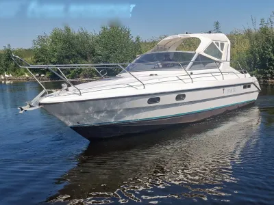 witte sportcruiser op stil water