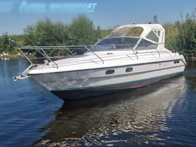 motorboot op het water langs de oever