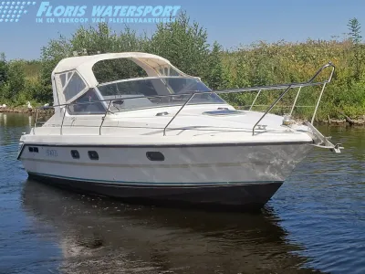 witte sportcruiser op stil water