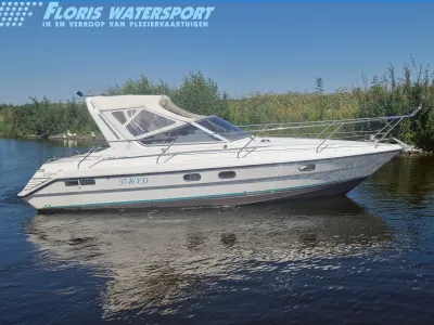 motorjacht in het water bij oever