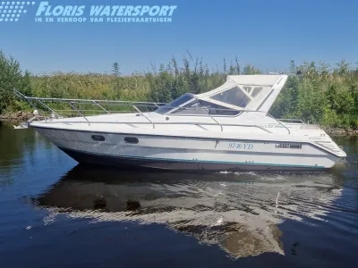 witte sportcruiser op rustig water