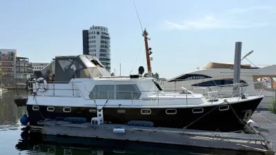 motorjacht aangemeerd in jachthaven