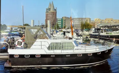 motorjacht afgemeerd in een drukke jachthaven