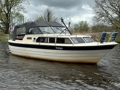 motorjacht op rivier bij bomen