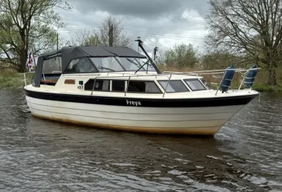 motorjacht op rivier bij bomen