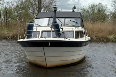 vooraanzicht van motorjacht op kanaal