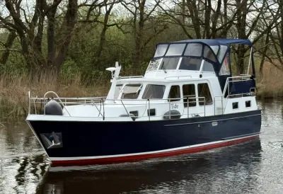 wit-blauwe motorboot op rustig water