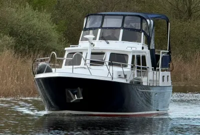 wit-blauw motorjacht op het water