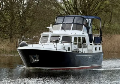 motorjacht op rustig water bij oever