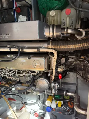 motorruimte met dieselmotor en leidingen