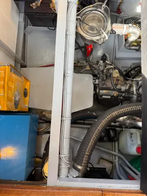 motorruim met slangen en apparatuur