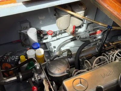 motorruimte met zicht op motoronderdelen