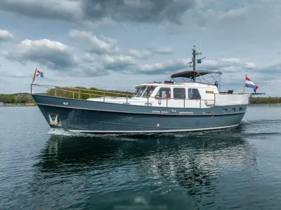 motorjacht op water bij bewolkte hemel