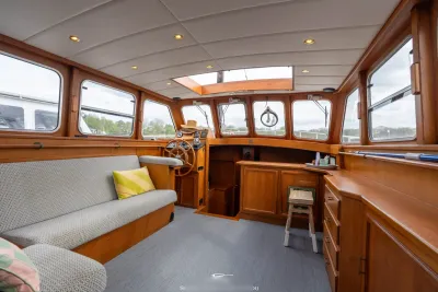 interieur houten motorjacht met stuurstand