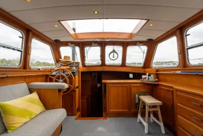 interieur houten motorjacht stuurhut