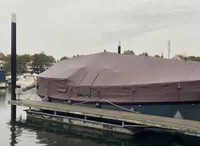 bedekt motorjacht afgemeerd in haven