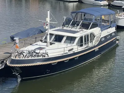 motorjacht liggend in een jachthaven