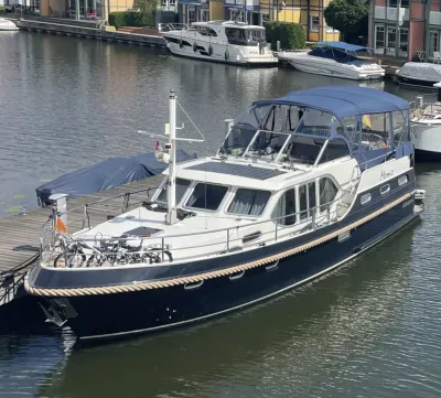 motorjacht afgemeerd in een jachthaven