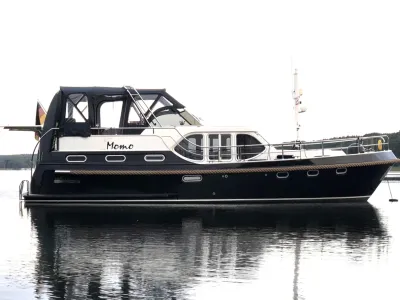 motorjacht in zijaanzicht op rustig water