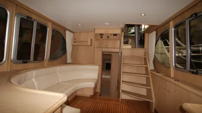 Interieur salon met trap en ronde zithoek