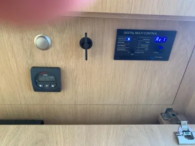 bedieningspaneel en houten interieurwand