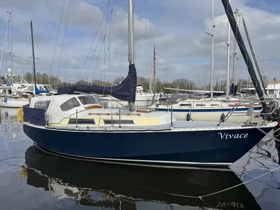 zeiljacht in jachthaven
