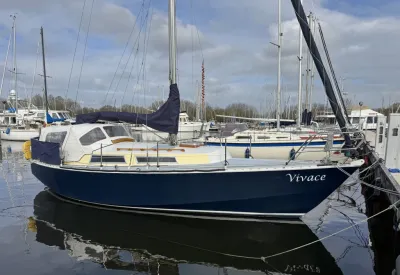 zeiljacht afgemeerd in jachthaven