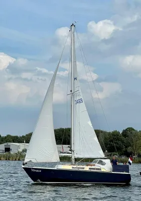 zeiljacht op vaarwater met opgehesen zeilen