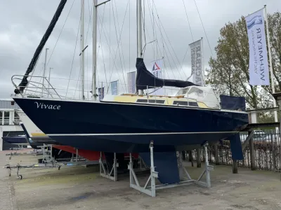 zeiljacht op bokken in jachthaven