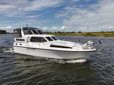 motorjacht op open water bij grasland