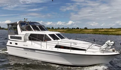 motorjacht vaart op een rivier