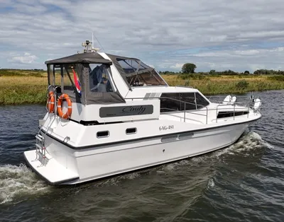 wit motorjacht varend op binnenwater